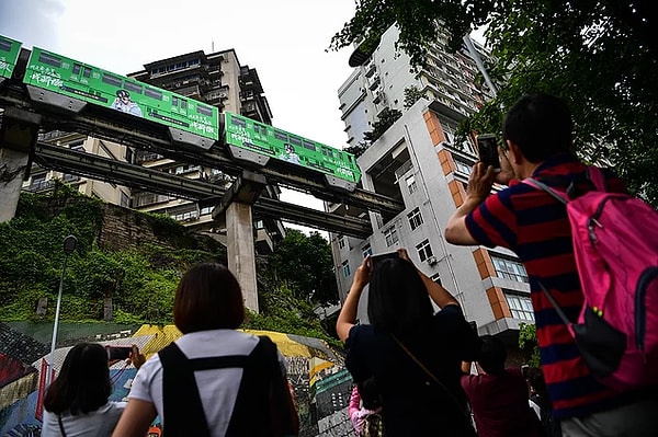 8. В этих краях на одной из станций вагоны метро проходят прямо через высотку. Где это?