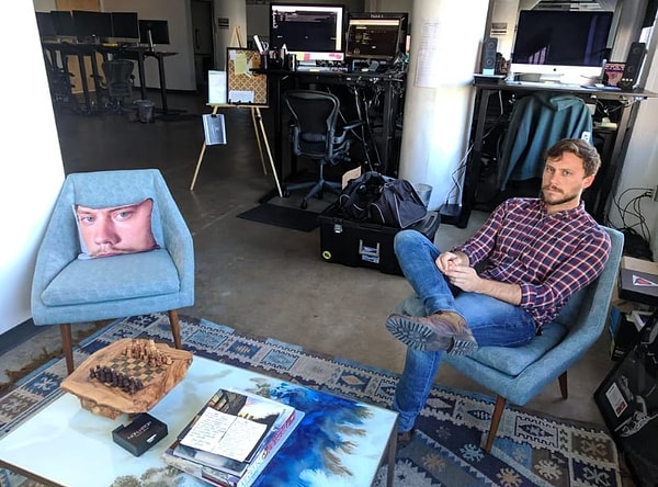 13. Идеальный подарок от любящих коллег! Пригодится в создании модного интерьера.