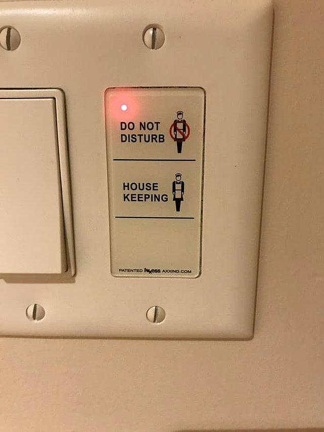 4. Bu otelde kapı tokmağına kağıt asmak yerine düğmeye basmanız yeterli.