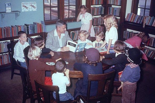 2. Dr. Seuss'un, 1957'de Kaliforniya'da bir kütüphanede çocuklara Şapkalı Kedi'yi okuduğu an...