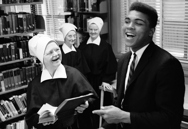 18. ABD'de bir eyalet olan Kentucky'de bir kütüphanede halinden oldukça memnun olan Muhammad Ali...