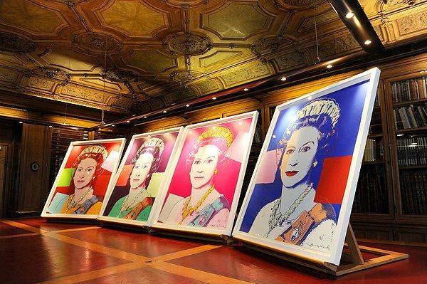 20. Andy Warhol'a ait olan Kraliçe II. Elizabeth portlerini Windsor Sarayı'ndaki kütüphanede görebilirsiniz...