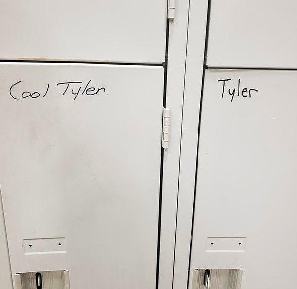 8. "Yeni bir işe başladım. Ofiste bir tane daha Tyler varmış. Kendimi ayrıştırmak istedim."