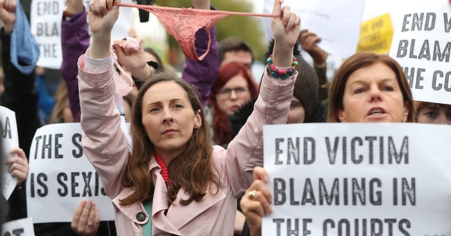 Ancak zanlının avukatı Elizabeth O'Conell'ın kapanış savunması büyük tepki çekti ve internette protesto gösterileri organize edilmeye başlandı.
