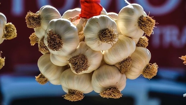 5. Etrafınızda da sarımsak gibi kokan birileri varsa bu %100 kösedir. Köse bir erkek sarımsağın tüycük çıkarma gücüne inanmıştır..