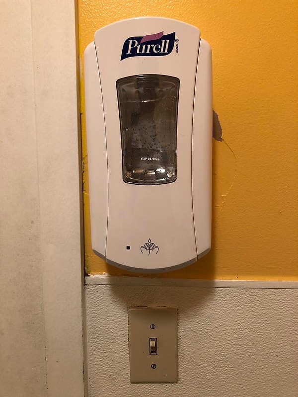 14. Тянешься, чтобы выключить свет, и получаешь порцию мыла