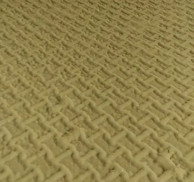 Bir tuğla üzerine yağmış karların oluşturduğu şekil.