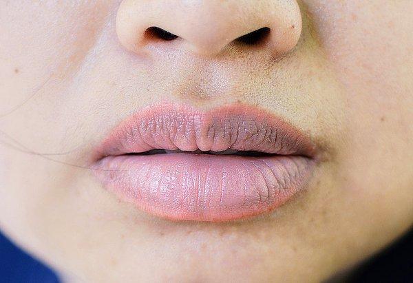 4. Parlak renkli solgun dudaklar