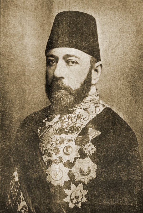 1875 sonlarında ilan edilen moratoryum, yani devletin dış borçlarını ödeyemeyeceğini açıklayarak erteleme isteği sırasında,  Mahmud Nedim Paşa Sadrazam idi.