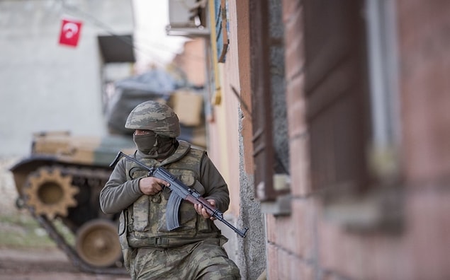 Hakan Akbulut, Nusaybin'deki Hendek Operasyonları sırasında ağır yaralandı ve 'görev yapamaz' raporu aldı