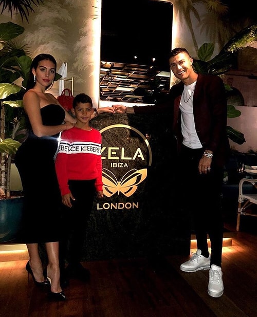 Şimdi de biraz çenemizi parayla yoralım... Ronaldo, bu hafta sevgilisi Georgina Rodriguez ile nişanlandı.