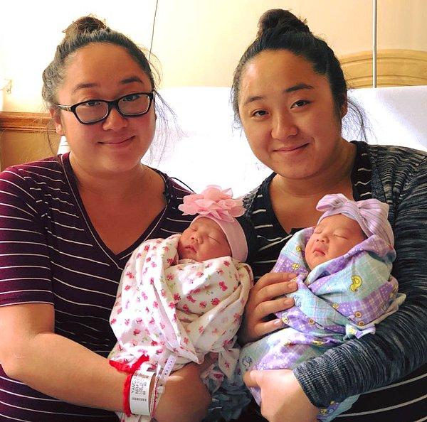 İkizlerin bebekleri, birer saat arayla dünyaya geldi ve her ikisi de yaklaşık 3 kilo ağırlığında doğdu.