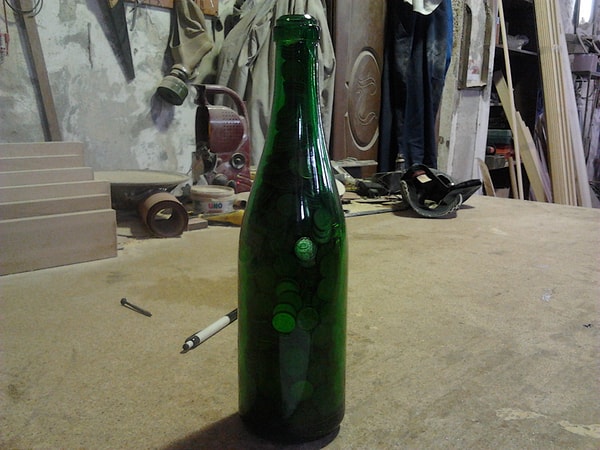 7. Бутылки из-под шампанского часто использовались в качестве копилок, но туда можно было класть монеты только номиналом...