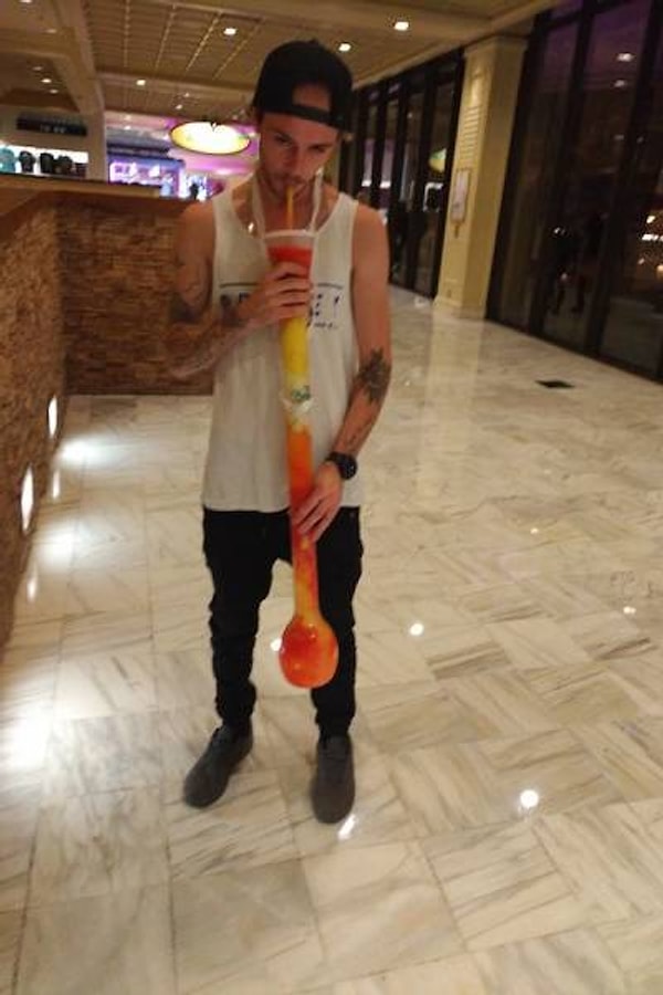 3. Почему-то чем ты пьянее, тем не интереснее становится пить из обычных бокалов