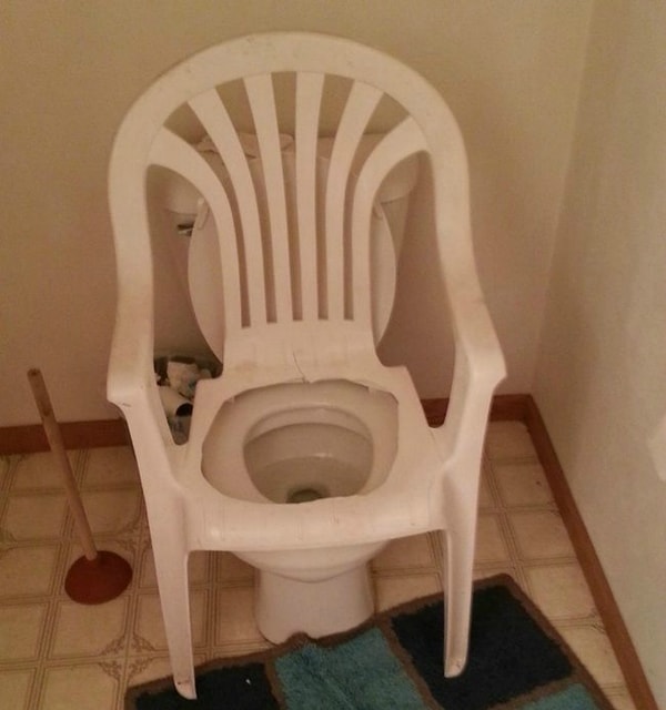 15. «Вчера с друзьями много выпили, проснулись, а в туалете трон»