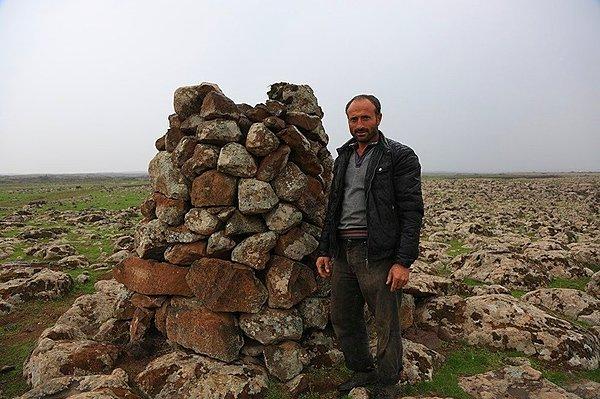 2. Diyarbakırlı çoban Mehmet Arslan, göç eden leyleklerin elektrik direklerine yuva yapıp akıma kapılmaması için taştan kuleler yaptı ve güzel yüreğiyle bizleri de çok mutlu etti.
