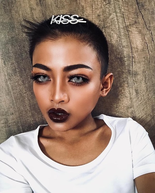 В результате Нес обошел "своего учителя" и стал мастером по нанесению макияжа