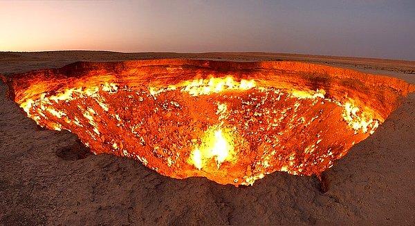 3. Türkmenistan Derweze'de Cehennem Kapısı olarak bilinen yanan gaz sahası: