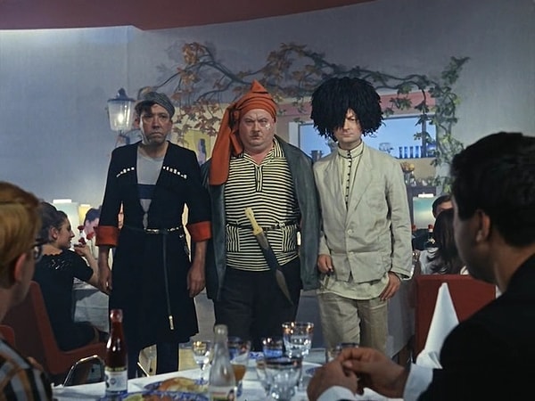 11. Какую фразу Бывалый сказал Шурику при знакомстве в ресторане?