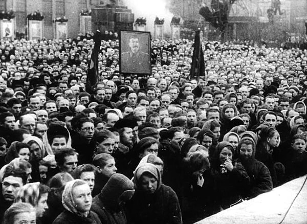 10. В каком году умер Иосиф Сталин?