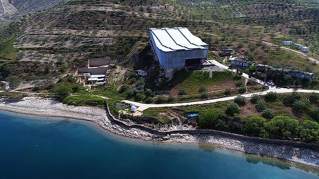 Eser Nizip'e 10 kilometre mesafedeki Fırat Nehri kıyısındaki Zeugma Antik Kenti'nden çıkarıldı.