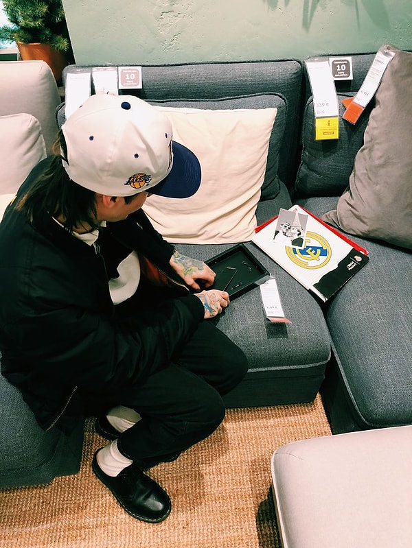 После чего подготовили сто своих собственных снимков (благо, их инстаграмный "архив" обладает и большим количеством).