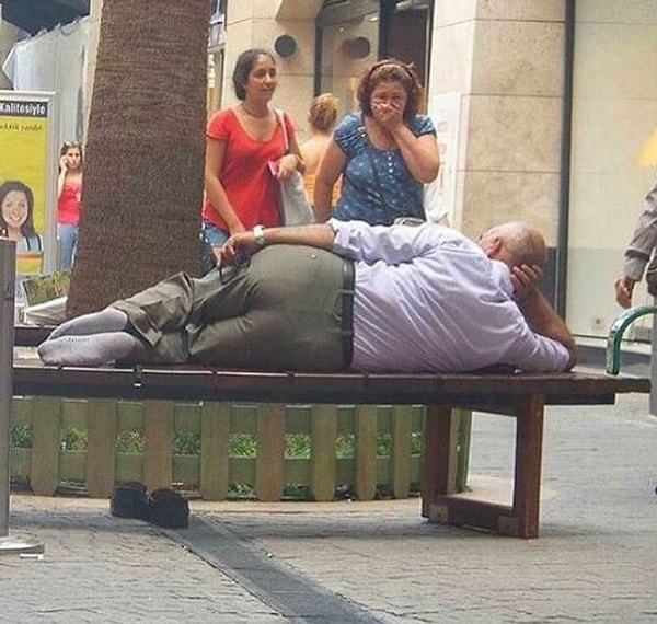 14. Кто из нас не хотел бы так расслабиться посреди улицы?