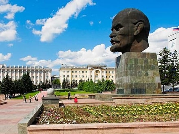 8. Ну, и самая элементарщина! Чья это голова?