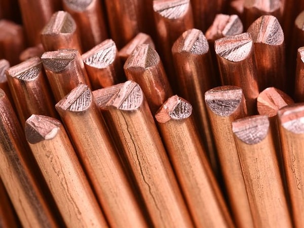 8. Медь — это металл, поэтому она...