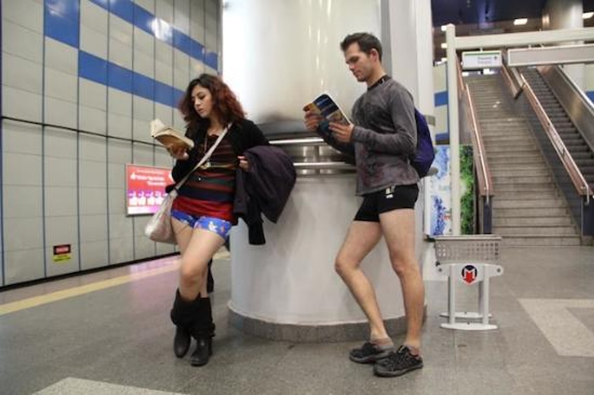No pants subway ride 2020. No pants subway москва. No pants subway ride 2012. В метро без штанов. Нью йорк метро без штанов.