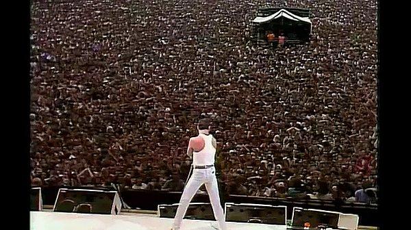 22. 1985 yılında, Etyopya'da süren açlığa yardım amaçlı düzenlenen Live Aid konserinde Queen grubu da yerini aldı ve Freddie, Wembley Stadyumu'ndaki 72,000 kişilik bir kalabalığa şarkılarını söyledi.