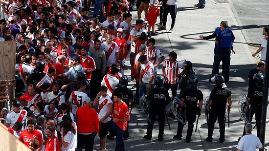 Futbolcuların Yaralandığı River Plate - Boca Juniors Derbisi Ertelendi