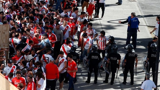 Libertadores Kupası’nın sahibini bulacağı River Plate-Boca Juniors derbisi öncesi meydana gelen olaylar, maçın iki kez ertelenmesine neden oldu.