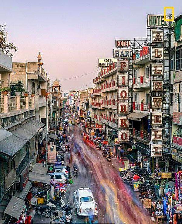 Susan Blick, aharganj, Hindistan sokaklarındaki hareketliliği betimlemek ve bu resme o canlılık duygusunu katabilmek için uğraştı.