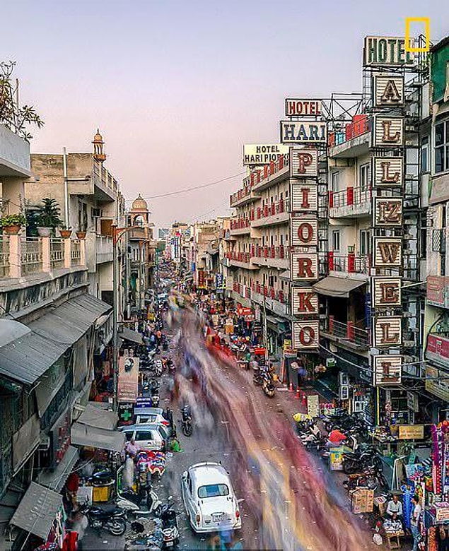 Susan Blick, aharganj, Hindistan sokaklarındaki hareketliliği betimlemek ve bu resme o canlılık duygusunu katabilmek için uğraştı.