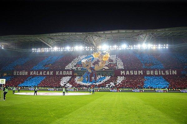 Trabzonspor'lu taraftarların maç öncesi yaptığı koreografi.