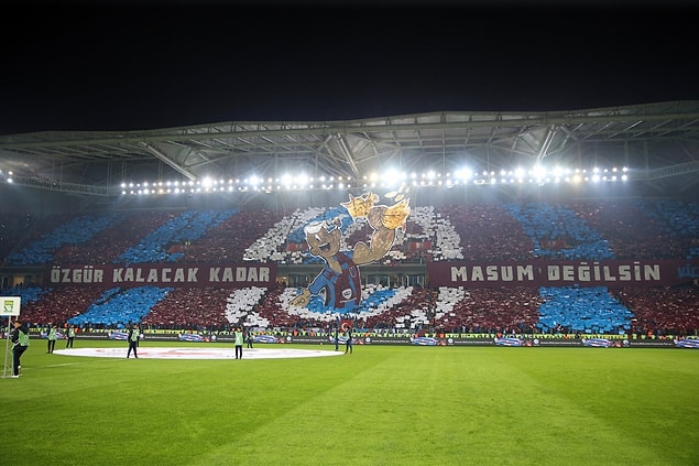 Trabzonspor'lu taraftarların maç öncesi yaptığı koreografi.