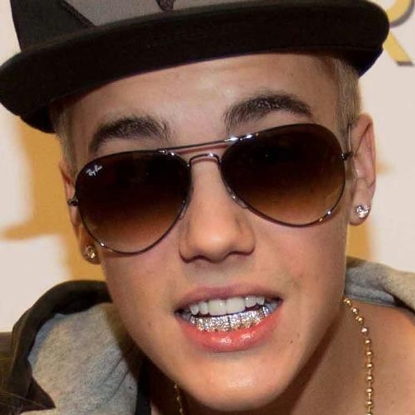 7. Джастин Бибер уже давно не тот милаха, каким мы его помним в начале карьеры. Вероятней всего, он в поисках нового образа, иначе как объяснишь его постоянные внешние изменения?