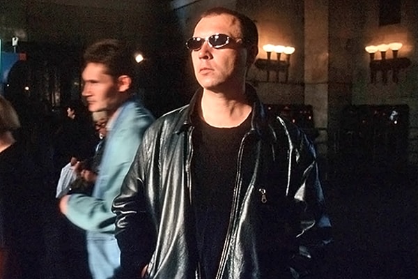 5. "Находясь в жопе, ты можешь сделать две вещи. Во-первых - постараться понять, почему ты в ней находишься. Во-вторых - вылезти оттуда... Вылезти из жопы надо всего один раз, и после этого про нее можно забыть. А чтобы понять, почему ты в ней находишься, нужна вся жизнь. Которую ты в ней и проведешь"