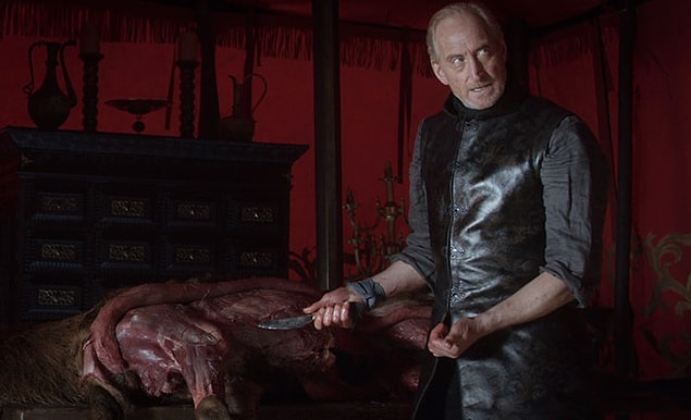 45. Roberth Baratheron'ın öleceği öngörüsünü veren geyik derisinin yüzüldüğü sahnede Charles Dance gerçekten bir geyiği yüzmüş.