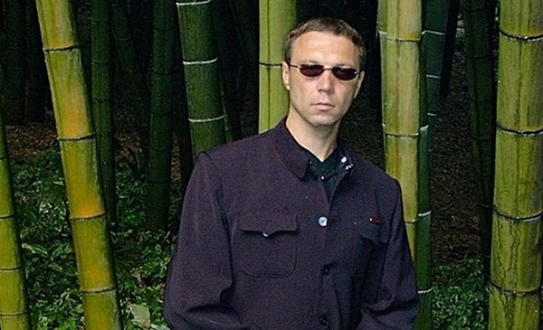 6. "Ничто так не выдает принадлежность человека к низшим классам общества, как способность разбираться в дорогих часах и автомобилях"