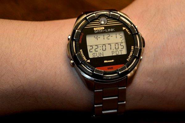8. Microsoft, 1994'te Datalink 150 ile ilk akıllı saatini oluşturdu. Timex ile ortaklaşa üretilen saat, Windows 3.1 ve üstü çalışan bir PC’ye ihtiyaç duyuyordu ve 100 metreye kadar suya dayanıklıydı.