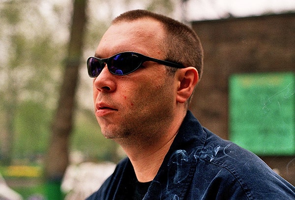 10. "Лет десять назад новая пара кроссовок, привезенная дальним родственником из-за бугра, становилась точкой отсчета нового периода в жизни — рисунок подошвы был подобием узора на ладони, по которому можно было предсказать будущее на год вперед. Счастье, которое можно было извлечь из такого приобретения, было безмерным. Теперь, чтобы заслужить право на такой же его объем, надо было покупать как минимум джип, а то и дом…Инфляция счастья"