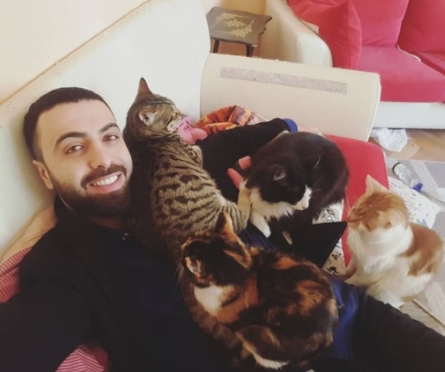 9. "Sarper Duman 9 tane sokak kedisinin hayatını kurtardı ve onların yuvası oldu."