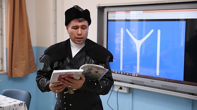 Sadece kıyafet değiştirmekle de kalmıyor Erhan Hoca. Aynı zamanda derse göre canlandırma da yapıyor.