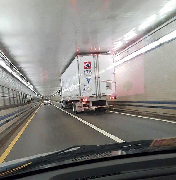 26. "Tüneldeki kamyonet."
