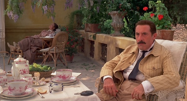 8. Какие знаменитые актеры мужчины сыграли главные роли в фильме "Двадцатый век"?