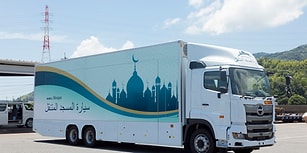 Japon Yapımı Mobil Cami: Uzaktan Kumanda ile 50 Kişinin Namaz Kılabildiği Bir Mescide Dönüşüyor