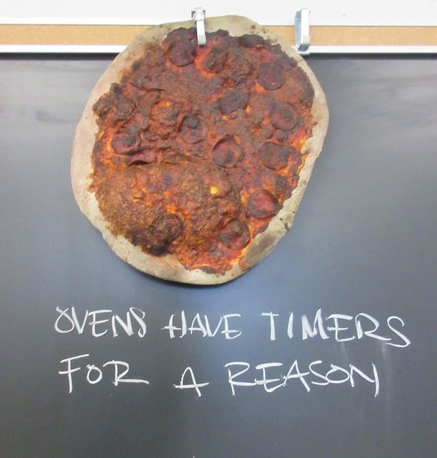 12. "Aşçılık öğretmenim bu zavallı pizzayı tahtaya astı."