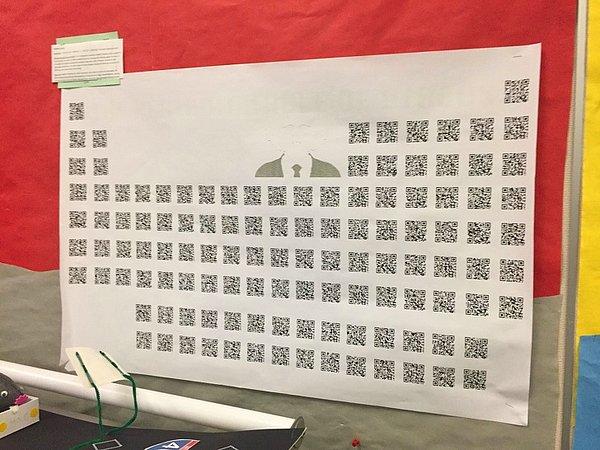 13. "Kimya öğretmenim QR kodlarından yapılmış bir periyodik tabloya sahip."